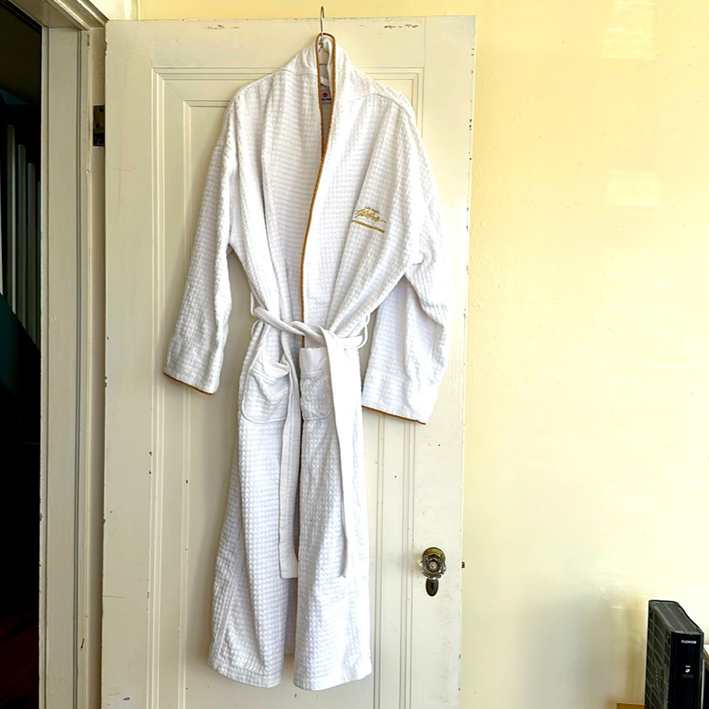 Las Vegas Hilton white Bathrobe size Lg